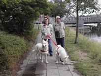 Frauchen, Papa, Coralie & Keona
